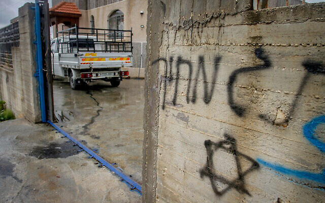 Des voitures appartenant à des Palestiniens et le mur d’une maison ont été graffés, dans le cadre d'un possible crime haineux commis par des résidents d'implantations dans la ville de Salfit, en Cisjordanie, le 20 mars 2023. (Crédit : Nasser Ishtayeh/Flash90) Des voitures appartenant à des Palestiniens et le mur d’une maison ont été graffés, dans le cadre d'un possible crime haineux commis par des résidents d'implantations dans la ville de Salfit, en Cisjordanie, le 20 mars 2023. (Crédit : Nasser Ishtayeh/Flash90)