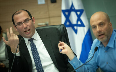 Le président de la Commission de la Constitution, du droit et de la Justice  Simcha Rothman dirige une séance de la Commission, le 20 mars 2023. (Crédit : Yonatan Sindel/Flash90)