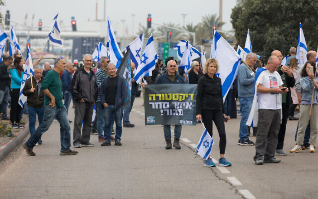 Des Israéliens bloquent l'entrée du port d'Ashdod lors d'une manifestation contre la refonte judiciaire, le 23 mars 2023. (Crédit : Flash90)