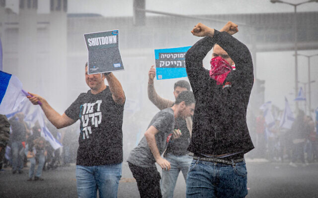 Des manifestants affrontent la police à Haïfa lors d'une manifestation contre la refonte judiciaire prévue par le gouvernement, le 23 mars 2023. (Crédit : Shir Torem/Flash90) Des manifestants affrontent la police à Haïfa lors d'une manifestation contre la refonte judiciaire prévue par le gouvernement, le 23 mars 2023. (Crédit : Shir Torem/Flash90)