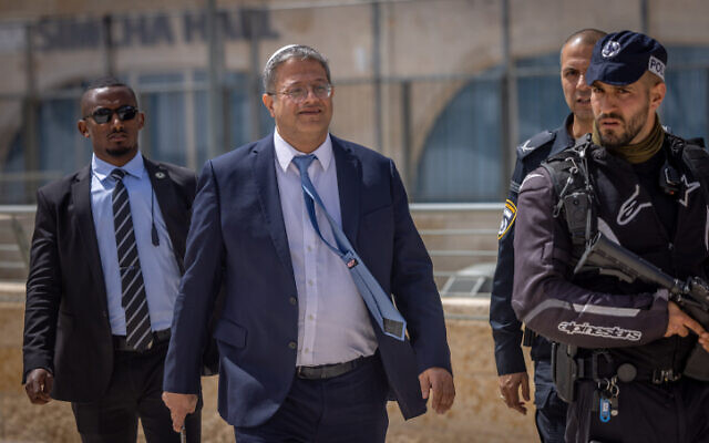 Le ministre de la Sécurité nationale, Itamar ben Gvir, dans la Vieille Ville de Jérusalem lors du premier vendredi du ramadan, le 24 mars 2023. (Crédit : Yonatan Sindel/Flash90) Le ministre de la Sécurité nationale, Itamar ben Gvir, dans la Vieille Ville de Jérusalem lors du premier vendredi du ramadan, le 24 mars 2023. (Crédit : Yonatan Sindel/Flash90)