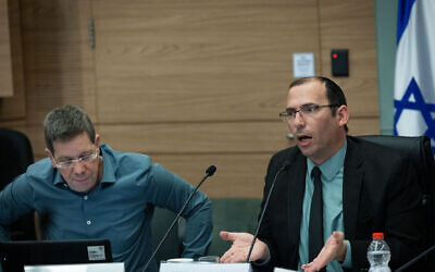 Le président de la commission de la Constitution pendant une réunion de commission à la Knesset, le parlement israélien de Jérusalem, le 26 mars 2023. (Crédit : Yonatan Sindel/Flash90)