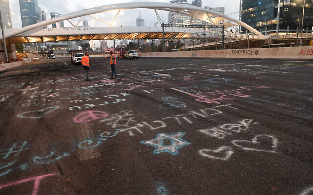 L'autoroute Ayalon à Tel Aviv après les manifestations contre la réforme judiciaire, le 27 mars 2023. (Crédit : Avshalom Sassoni/Flash90)
