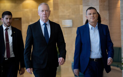 Le ministre de la Défense Yoav Gallant et le député Yuli Edelstein arrivant pour une réunion de la commission de la Défense et des Affaires étrangères, à la Knesset, le 27 mars 2023. (Crédit : Yonatan Sindel/Flash90)
