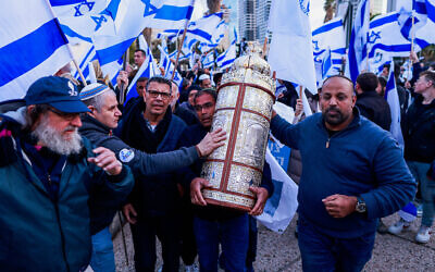 Des Israéliens de droite assistent à un rassemblement de soutien à la réforme judiciaire du gouvernement, à Tel Aviv, le 30 mars 2023. (Crédit : Erik Marmor/Flash90)