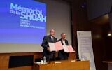 Signature d’une convention entre la Direction de la protection judiciaire de la jeunesse et le mémorial de la Shoah de Paris, avec le ministre de la Justice français Eric Dupond-Moretti, et Jacques Fredj, directeur du mémorial de la Shoah, le 28 février 2023, au mémorial de la Shoah de Paris. (Crédit : Porte-parole du ministère de la Justice / Twitter)