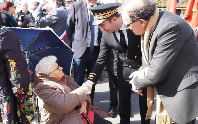 Cérémonie de remise de médaille de Juste parmi les nations aux proches de Marie Chagnon, à Tercé dans la Vienne, le 20 mars 2023. (Crédit : Préfet de la Vienne / Twitter) Cérémonie de remise de médaille de Juste parmi les nations aux proches de Marie Chagnon, à Tercé dans la Vienne, le 20 mars 2023. (Crédit : Préfet de la Vienne / Twitter)