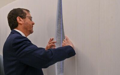 Le président Isaac Herzog inaugure le Livre des noms des victimes de la Shoah de Yad Vashem, à Jérusalem, le 28 mars 2023. (Crédit : Kobi Gideon / Government Press Office)