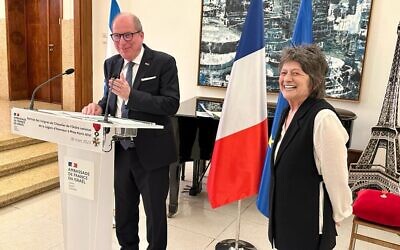 La musicienne israélienne Korin Allal décorée Chevalier de la Légion d’honneur le 28 mars 2023 à la résidence de France, à Jaffa, par l’ambassadeur français en Israël, Eric Danon. (Crédit : Ambassade de France en Israël)