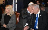 Le Premier ministre Benjamin Netanyahu apprenant l'attaque terroriste à Tel Aviv alors qu'il se trouve dans une synagogue de Rome, le 9 mars 2023. (Crédit : Amos Ben-Gershom/GPO)