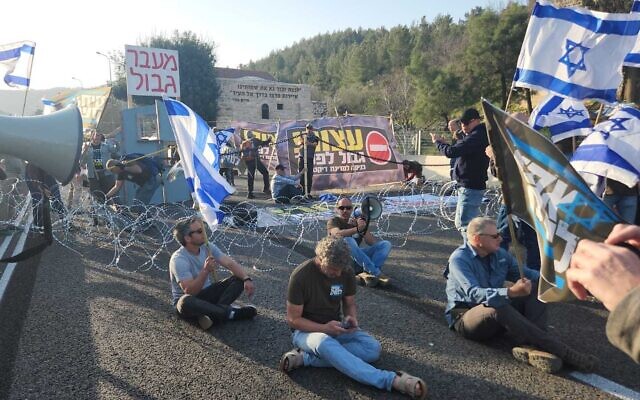  Des réservistes bloquant la Route 1 pour protester contre le remaniement judiciaire prévu par le gouvernement, le 1er mars 2023. (Crédit : Brothers in Arms)