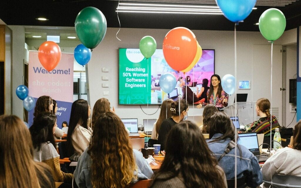 "She Codes" organise des événements 100 % féminins pour les ingénieures logiciel en devenir. (Crédit : Inbal Marmeri)