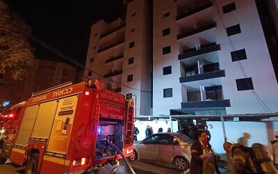 Illustration : Les lieux d'un incendie meurtrier dans un immeuble résidentiel, à Tel Aviv, le 12 mars 2023. (Crédit : Services des incendies et des secours)