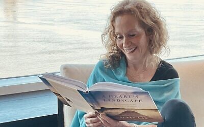 Susan Lax lisant un extrait de son livre "A Heart's Landscape". (Autorisation)