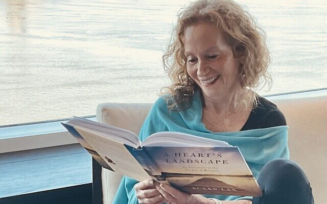 Susan Lax lisant un extrait de son livre "A Heart's Landscape". (Autorisation)