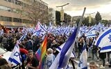 Des manifestants se rassemblent sur la place Habima de Tel Aviv avant une marche vers la rue Kaplan, pour un rassemblement contre la refonte judiciaire, le 25 mars 2023. (DH/Times of Israel)