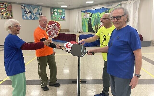 De gauche à droite : Efrat Shechter, Noam Rapaport, Leon Solomon et Louie Sokolovsky font partie des joueurs de pickleball du Kibboutz Tzora (Crédit : Jessica Steinberg/Times of Israel) De gauche à droite : Efrat Shechter, Noam Rapaport, Leon Solomon et Louie Sokolovsky font partie des joueurs de pickleball du Kibboutz Tzora (Crédit : Jessica Steinberg/Times of Israel)