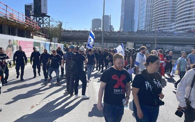 Des manifestants quittent le rassemblement qui bloque l'autoroute Ayalon à Tel Aviv le 9 mars 2023. (Crédit : Carrie Keller Lynn/Times of Israel)