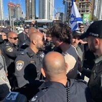 Un manifestant crie contre l'officier de police israélien Meir Suissa, qui a lancé une grenade incapacitante lors d'un rassemblement à Tel Aviv la semaine dernière, à Tel Aviv le 9 mars 2023. (Crédit : Carrie Keller Lynn/Times of Israel)