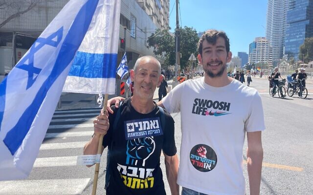 Lior Alon, à gauche, et son fils Assaf manifestent à Tel Aviv le 16 mars 2023. (Crédit : Carrie Keller-Lynn/Times of Israel) Lior Alon, à gauche, et son fils Assaf manifestent à Tel Aviv le 16 mars 2023. (Crédit : Carrie Keller-Lynn/Times of Israel)