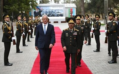 Archive : L'ex-ministre de la Défense, Benny Gantz, à l'occasion d'une visite d’Etat en Azerbaïdjan, le 3 octobre 2022. (Crédit : Nicole Laskavi/MOD)