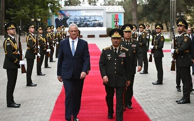 Archive : L'ex-ministre de la Défense, Benny Gantz, à l'occasion d'une visite d’Etat en Azerbaïdjan, le 3 octobre 2022. (Crédit : Nicole Laskavi/MOD)