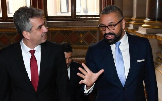 Le ministre des Affaires étrangères Eli Cohen, à gauche, rencontre son homologue britannique James Cleverly à Londres le 21 mars 2023. (Crédit : Keith Eccles/Keefikus Entertainment) Le ministre des Affaires étrangères Eli Cohen, à gauche, rencontre son homologue britannique James Cleverly à Londres le 21 mars 2023. (Crédit : Keith Eccles/Keefikus Entertainment)