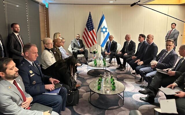 Le Premier ministre Benjamin Netanyahu assis avec le secrétaire américain à la Défense, Lloyd Austin, et d'autres responsables israéliens et américains, à l'aéroport Ben Gurion, le 9 mars 2023. (Autorisation) Le Premier ministre Benjamin Netanyahu assis avec le secrétaire américain à la Défense, Lloyd Austin, et d'autres responsables israéliens et américains, à l'aéroport Ben Gurion, le 9 mars 2023. (Autorisation)