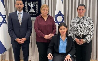 La délégation de Yesh Atid aux négociations de compromis sur la réforme du système judiciaire, à la résidence présidentielle, le 28 mars 2023. (Autorisation)