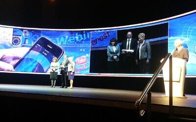 Jimmy Wales, acceptant le prix Dan-David à l'université de Tel Aviv, en 2015. (Crédit : Shani Evenstein / CC BY-SA 4.0)