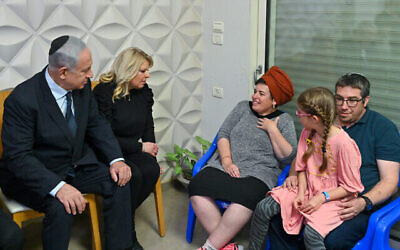 Le Premier ministre Benjamin Netanyahu et son épouse sont aux côtés de la famille des frères Hallel et Yagel Yaniv, tués dans un attentat terroriste en Cisjordanie, à leur domicile de l'implantation de Har Bracha, le 2 mars 2023. (Crédit : Kobi Gideon/GPO)