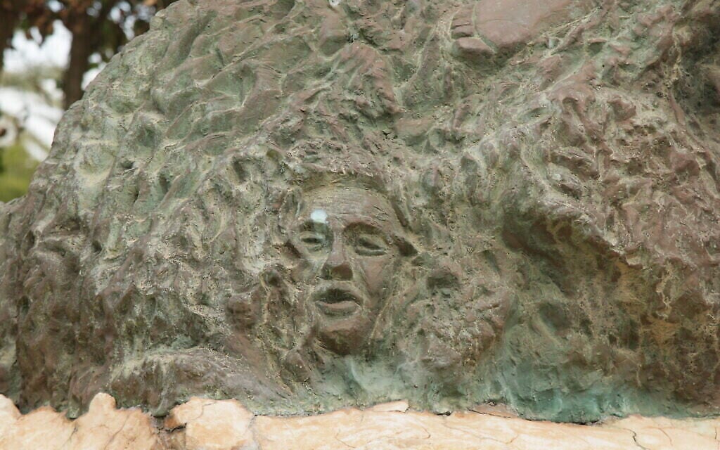 Mémorial dédié aux marins juifs perdus en mer, pendant la Seconde Guerre mondiale, au nord de Tel Aviv. (Crédit : Shmuel Bar-Am)