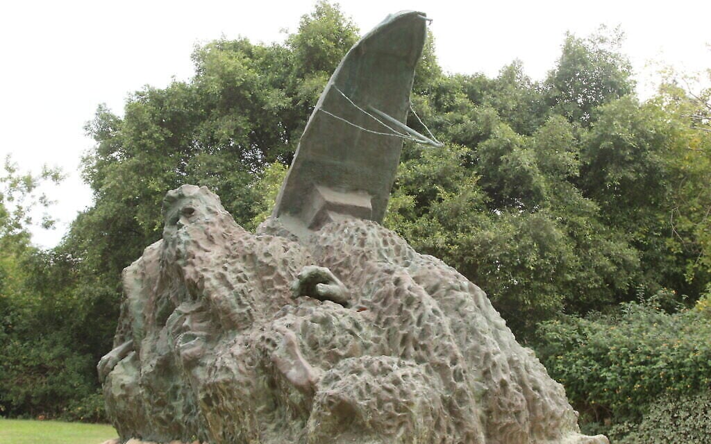 Mémorial dédié aux marins juifs perdus en mer pendant la Seconde Guerre mondiale, dans le Nord de Tel Aviv. (Crédit : Shmuel Bar-Am)