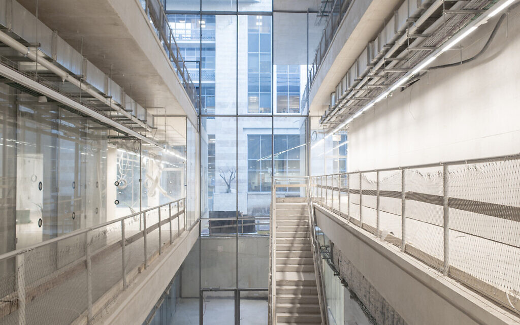  Vue intérieure du nouveau campus de l'École des beaux-arts Bezalel, à Jérusalem, en janvier 2023. (Crédit : SANAA Architects)
