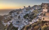 La commune d’Oia, dans l’archipel de Santorin, en Grèce. (Crédit : TomasEE / CC BY 3.0)