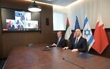Les conseillers à la sécurité nationale israélien et américain Tzahi Hanegbi, à droite, et Jake Sullivan s’entretenant avec leurs homologues des Émirats arabes unis et de Bahreïn par vidéo depuis Jérusalem, le 19 janvier 2023. (Crédit : Kobi Gideon/GPO)