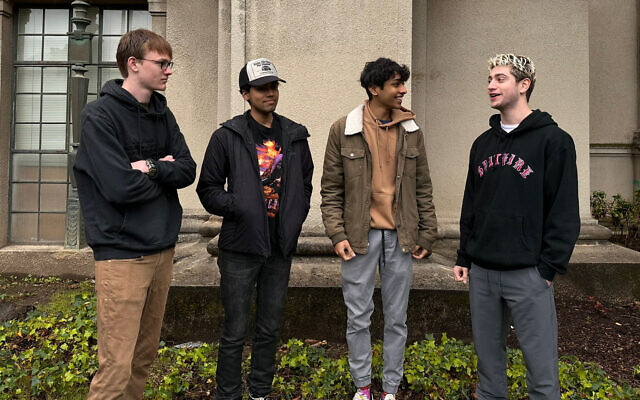 Avi Schiffman, à droite, avec les membres de l'équipe Internet Activism excepté Adrian Gri, de gauche à droite, Will Depue, Anant Sinha, et Krish Shah. (Crédit : Avi Schiffman)