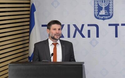 Le ministre des Finances Bezalel Smotrich présentant les plans économiques et budgétaires pour 2023-2024, le 28 février 2023. (Autorisation)