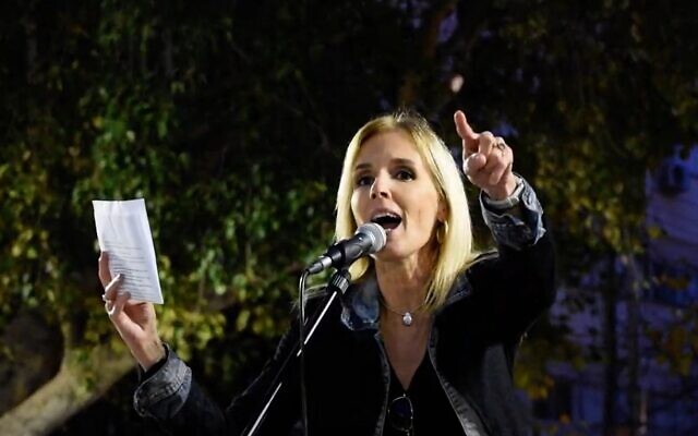 Ronit Harpaz, PDG d'Endoron, s'exprimant lors d'une manifestation à Ramat Hasharon, le 25 février 2023. (Autorisation)