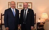 Le ministre Benjamin Netanyahu, à gauche, en compagnie du grand rabbin britannique Ephraim Mirvis, lors d’une rencontre avec les dirigeants de la communauté juive britannique, le 5 novembre 2017. (Crédit : Kobi Gideon/GPO)