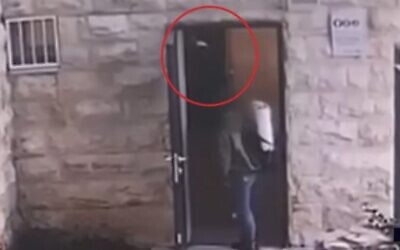 Capture d'écran d'une vidéo montrant  Mahmoud Tawil lors du viol présumé d'une femme dans des toilettes publiques de Jérusalem. (Capture d'écran : Treizième chaîne/  Used in accordance with Clause 27a of the Copyright Law)