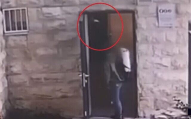 Capture d'écran d'une vidéo montrant Mahmoud Tawil lors du viol présumé d'une femme dans des toilettes publiques de Jérusalem. (Capture d'écran : Treizième chaîne/ Used in accordance with Clause 27a of the Copyright Law) Capture d'écran d'une vidéo montrant Mahmoud Tawil lors du viol présumé d'une femme dans des toilettes publiques de Jérusalem. (Capture d'écran : Treizième chaîne/ Used in accordance with Clause 27a of the Copyright Law)