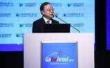 Ronnie Chan, homme d'affaires milliardaire de Hong Kong, président du promoteur immobilier Hang Lung Group Limited, s'exprimant lors de la conférence GoForIsrael à Tel Aviv, le 3 décembre 2019. (Crédit : Dror Sithahkol)