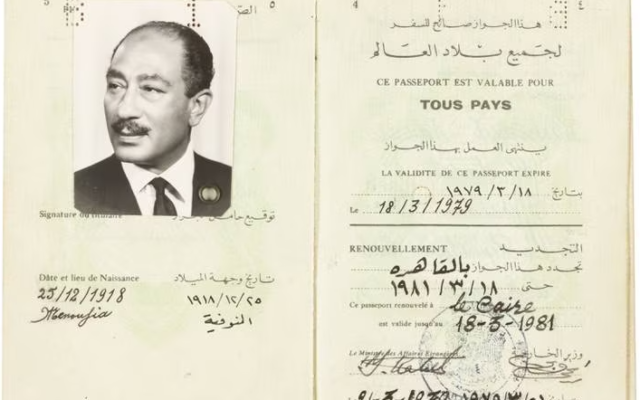 Le passeport de Sadate vendu par la maison de vente aux enchères Heritage Auctions tel qu'il apparait sur le site internet de cette dernière, le 1er mars 2023. (Crédit : Heritage Auctions) Le passeport de Sadate vendu par la maison de vente aux enchères Heritage Auctions tel qu'il apparait sur le site internet de cette dernière, le 1er mars 2023. (Crédit : Heritage Auctions)