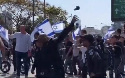 Un policier lance une grenade paralysante pendant une manifestation contre la réforme judiciaire, à Tel-Aviv, le 1er mars 2023. (Capture d’écran/Twitter)