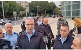 Le sous-commissaire Ami Eshed, chef du commissariat de Tel Aviv de la police israélienne, s'adresse aux journalistes sur la place Habima, avant les grands rassemblements antigouvernementaux, le 14 janvier 2023. (Crédit : capture d'écran Ynet, utilisée conformément à l'article 27a de la loi sur le droit d'auteur)