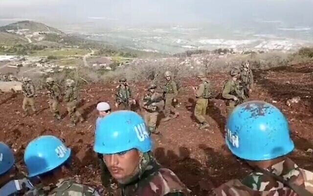 Capture d’écran d’une vidéo montrant les Casques bleus de la FINUL et les soldats israéliens le long de la frontière nord avec le Liban le 7 mars 2023. (Crédit : Capture d’écran ; utilisée conformément à l’article 27a de la Loi sur les droits d’auteur) Capture d’écran d’une vidéo montrant les Casques bleus de la FINUL et les soldats israéliens le long de la frontière nord avec le Liban le 7 mars 2023. (Crédit : Capture d’écran ; utilisée conformément à l’article 27a de la Loi sur les droits d’auteur)