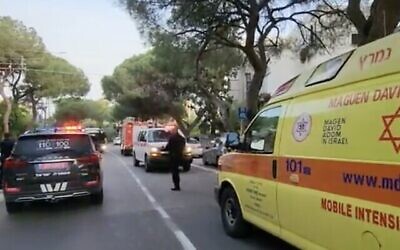Véhicules de secours d’urgence, à Haïfa, devant le domicile où un homme est soupçonné d’avoir tué sa femme, le 17 mars 2023. (Capture d’écran Twitter; utilisé conformément à l’article 27a de la Loi sur les droits d’auteur)