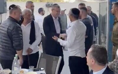 Le ministre de la Justice Yariv Levin, au centre en veste noire, saluant Rafi Chaïm-Kedoshim lors d’une fête de Pourim à son domicile, et au premier plan à droite, le ministre de l’Énergie, Israel Katz, à Herzliya. (Crédit : Capture d’écran Twitter ; utilisée conformément à l’article 27a de la Loi sur les droits d’auteur)