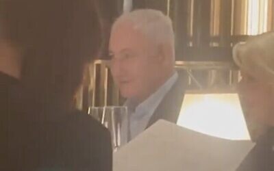 Dans une capture d'écran d'une vidéo sur les réseaux sociaux, le Premier ministre Benjamin Netanyahu et sa femme Sara sont vus en train de dîner au Gordon Ramsey's River Restaurant à Londres, le 24 mars 2023. (Crédit : capture d'écran Twitter ; utilisée conformément à la clause 27a de la loi sur le droit d'auteur)